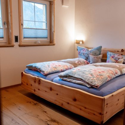 Chalet_Hirschbach_Ap. 1 Rotspitz Schlafzimmer 1_1 (Chris Gollhofer CA109478)