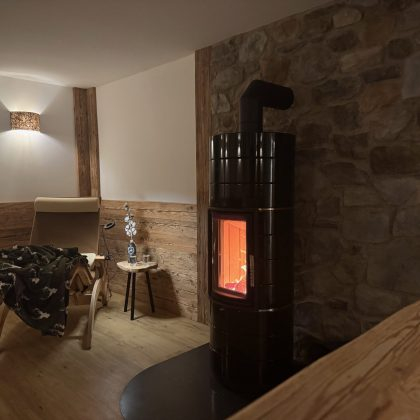 Chalet_Hirschbach_Ruheraum_Kaminfeuer 03