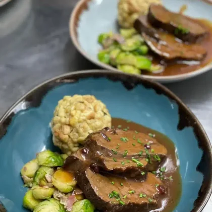 Hirschkalbsbraten-mit-Semmelknoedel-Kuhstall-Kleinwalsertal.jpg