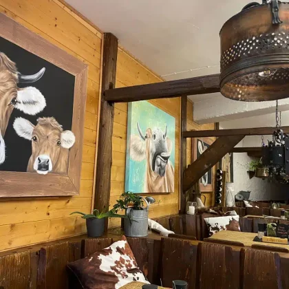Restaurant-mit-Kuehen-Kuhstall-Kleinwalsertal.jpg
