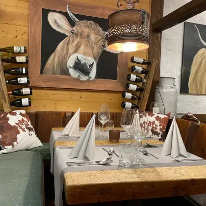 Restaurant-mit-vielen-Kuehen-Kuhstall-Kleinwalsertal.jpg