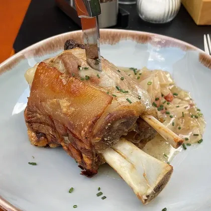 Schweine-Haxe-auf-Sauerkraut-Kuhstall-Kleinwalsertal.jpg