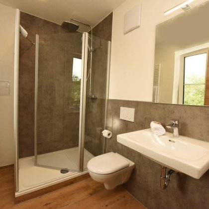 badezimmer-doppelzimmer-hotel-am-gleis1-sonthofen-oberallgaeu