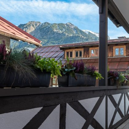 blick-die-berge-vom-balkon-einer-huette-1240x700