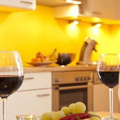 ein-romantisches-abendessen-der-modernen-kueche-1240x700