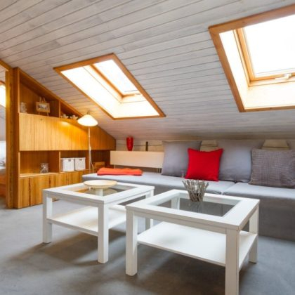 gemuetlicher-wohnraum-unter-dem-dach-mit-tageslich-1240x700