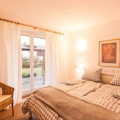 gemuetliches-schlafzimmer-mit-blick-den-garten-1240x700