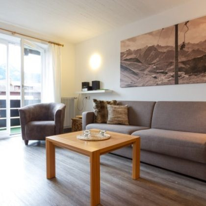 gemuetliches-wohnzimmer-mit-blick-die-berge-1240x700