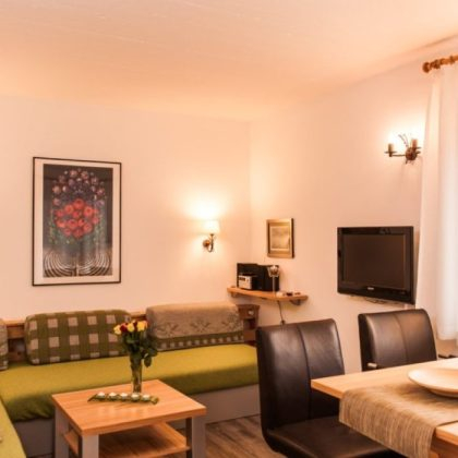 gemuetliches-wohnzimmer-mit-essbereich-der-wohnung-1240x700