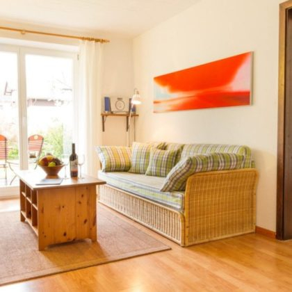 helle-wohnzimmeransicht-mit-gemuetlichen-moebeln-1240x700