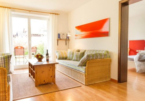 helle-wohnzimmeransicht-mit-gemuetlichen-moebeln-1240x700