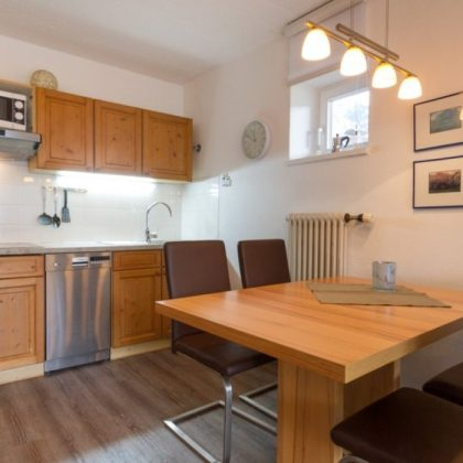 moderne-kueche-mit-essecke-hellen-farben-1240x700