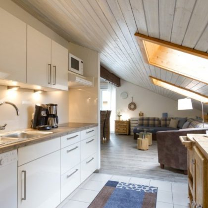 moderne-kueche-mit-viel-licht-einer-dachwohnung-1240x700