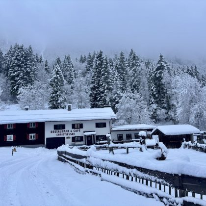 winterlandschaft-mit-einem-restaurant-schnee